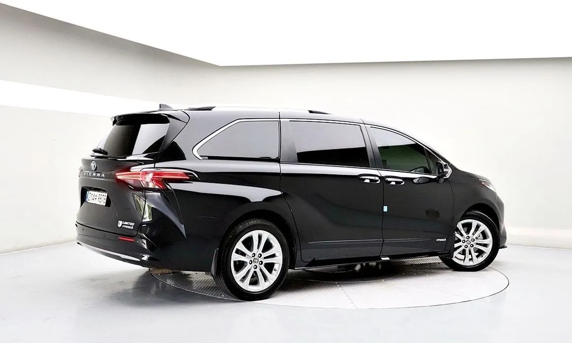 Toyota Sienna — фото 3