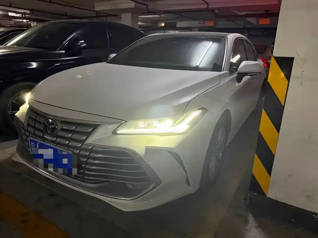 Toyota Avalon — фото 1