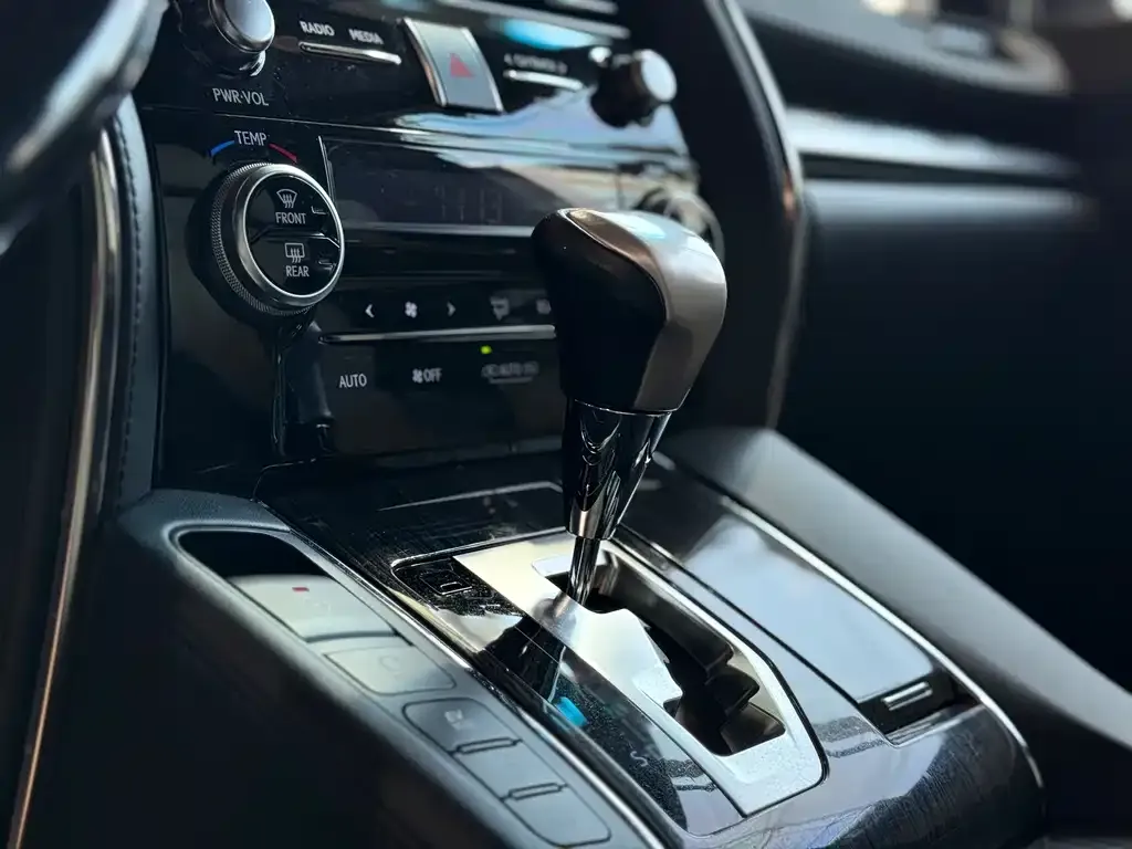 Lexus LM — фото 10