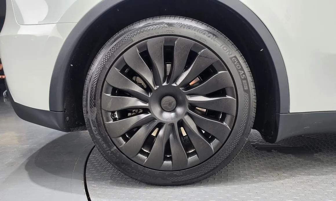 Tesla Model Y — фото 10