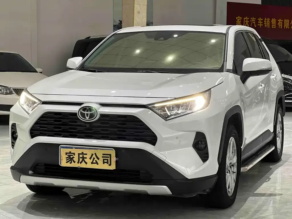 Toyota RAV4 — фото 1