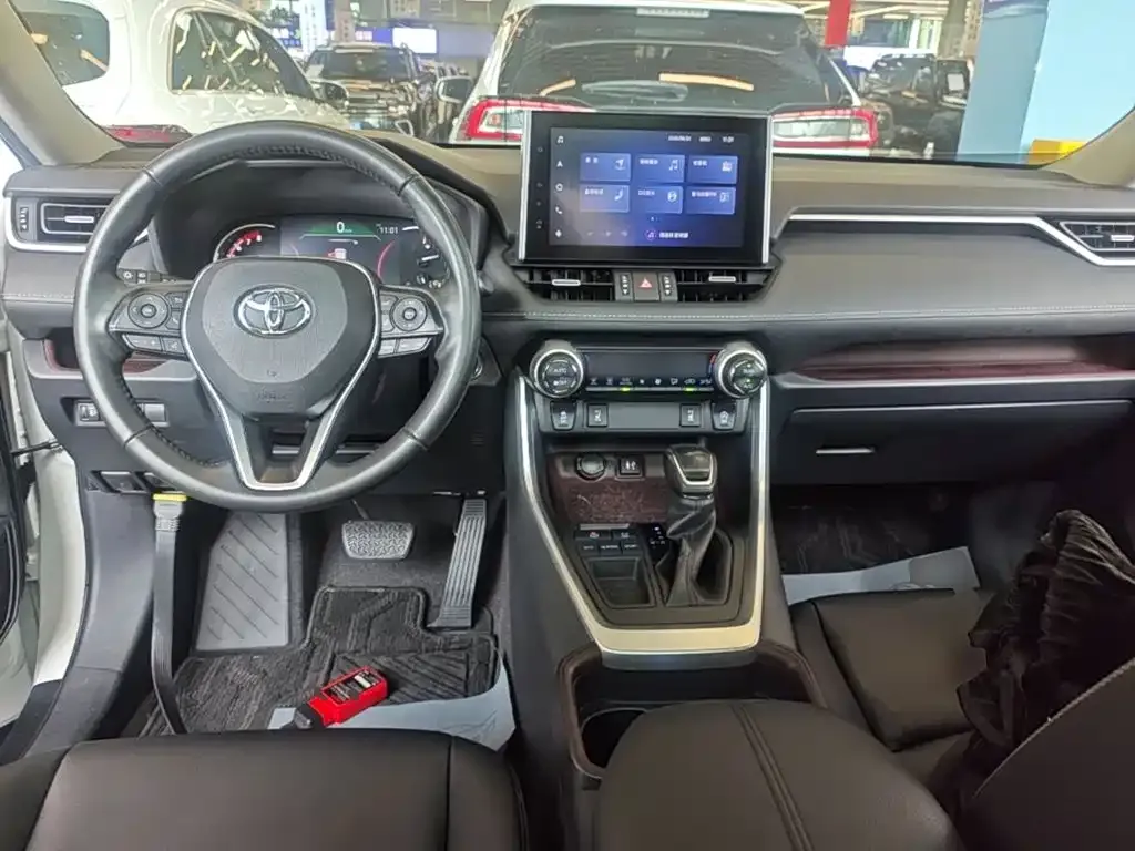 Toyota RAV4 — фото 10