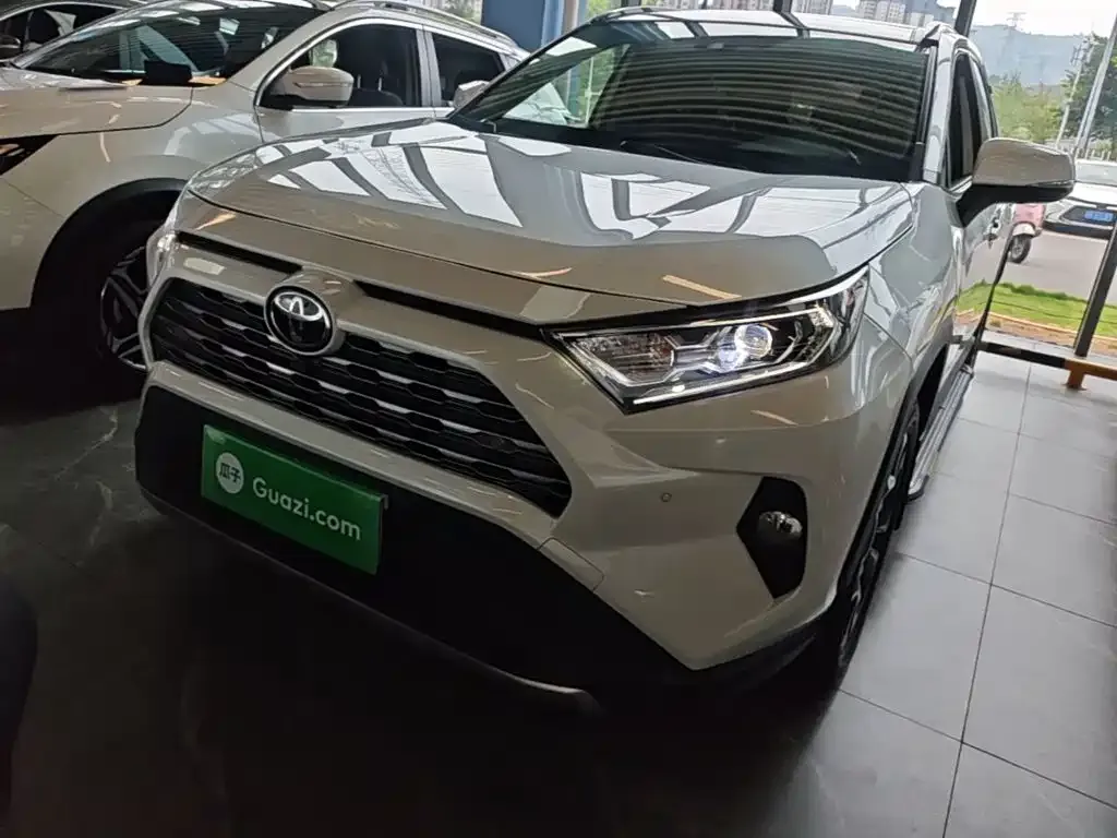 Toyota RAV4 — фото 8