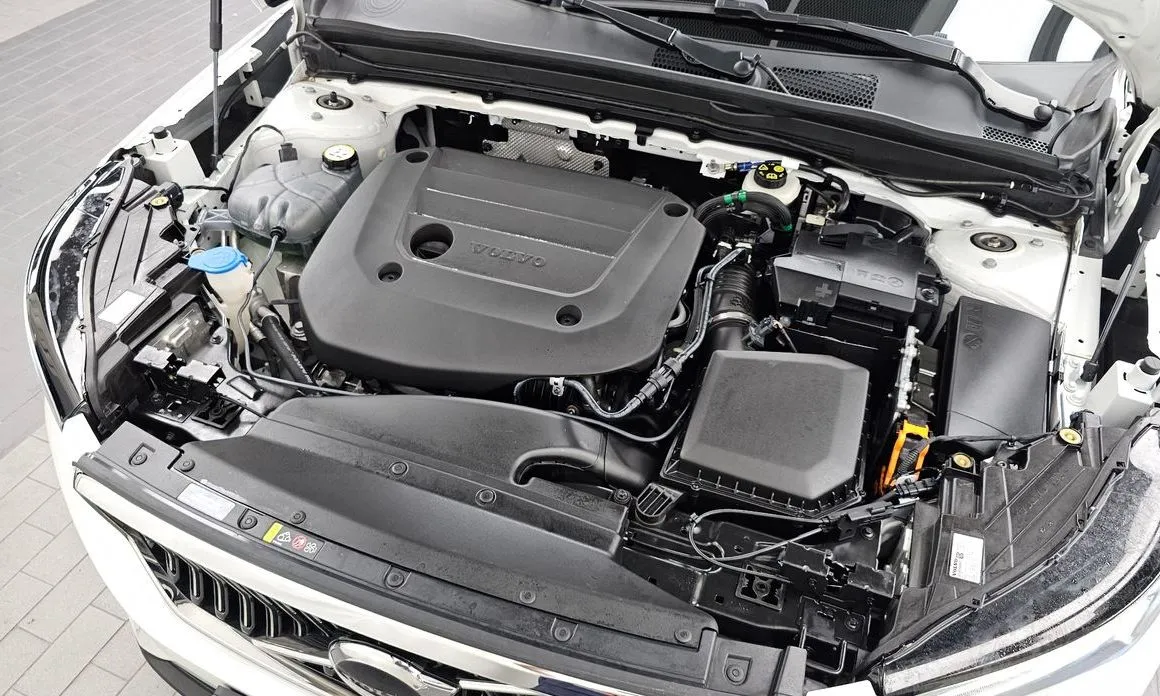 Volvo XC40 — фото 10