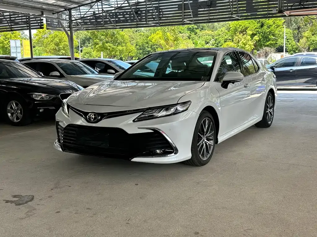 Toyota Camry — фото 1
