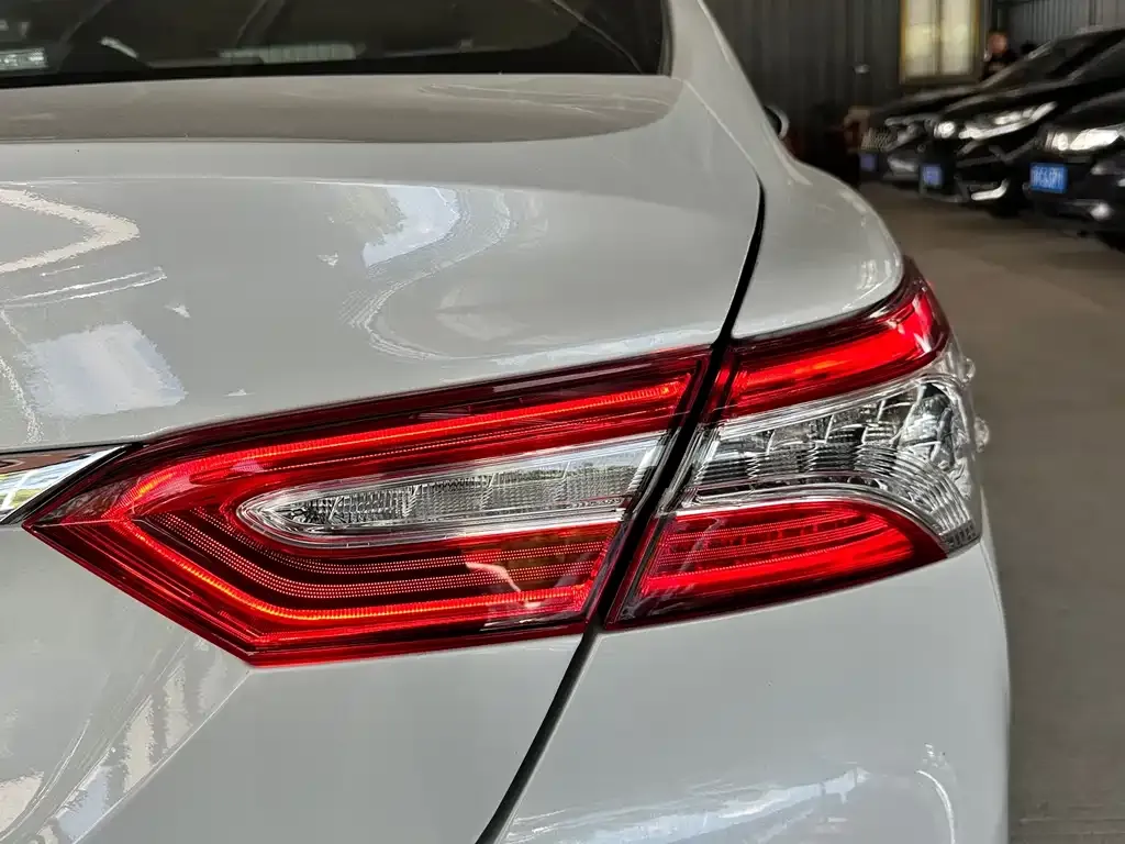 Toyota Camry — фото 3
