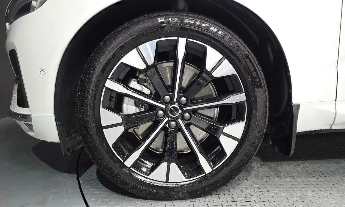 Volvo XC60 — фото 10