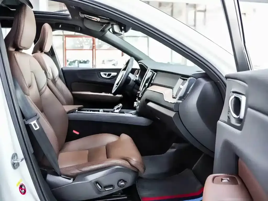Volvo XC60 — фото 10