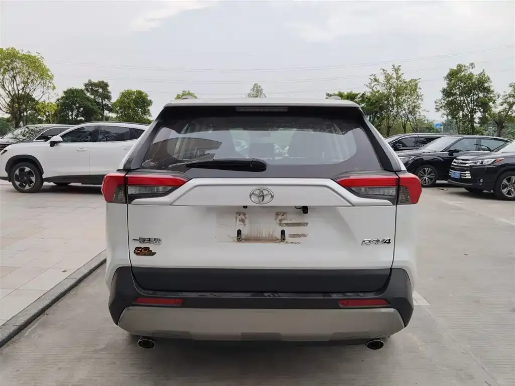 Toyota RAV4 — фото 6