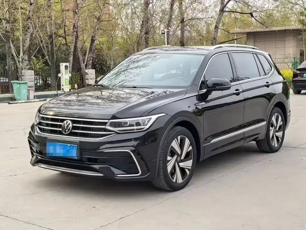Volkswagen Tiguan L — фото 1