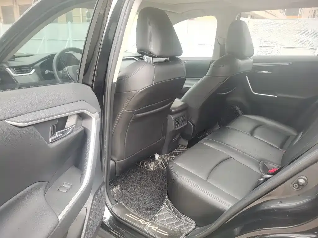 Toyota RAV4 — фото 2