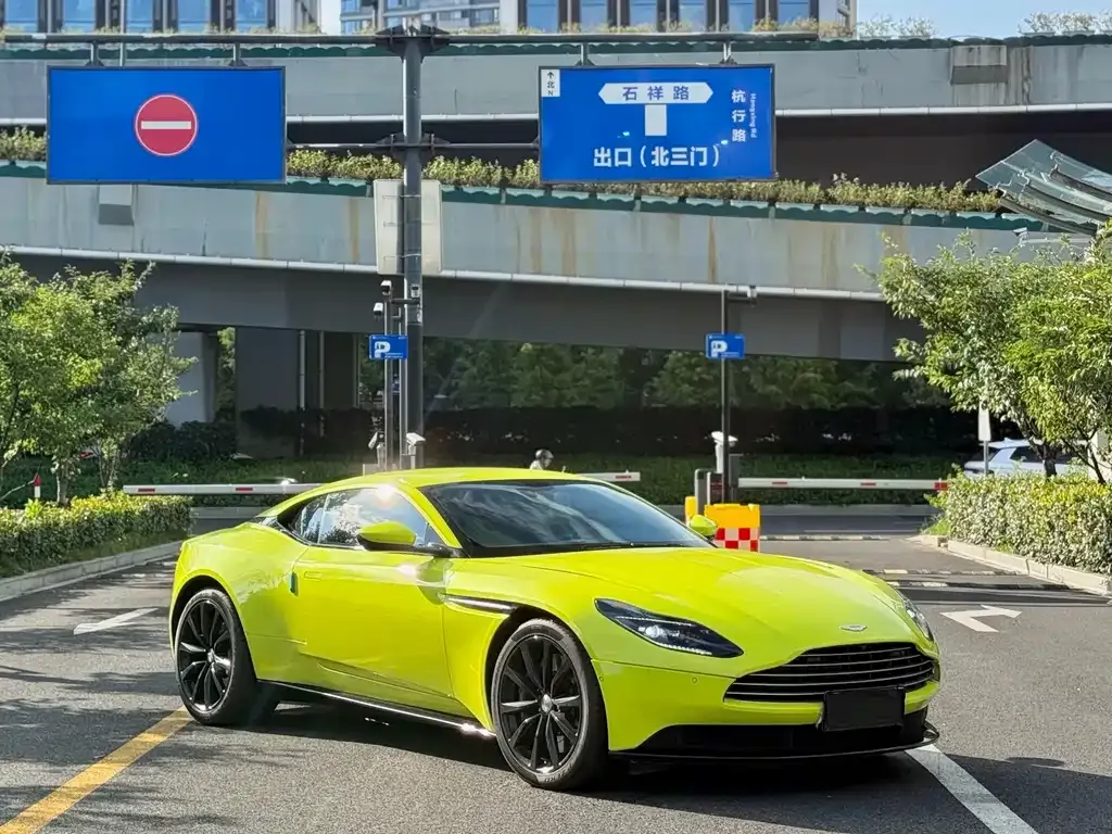 Aston Martin DB11 — фото 6
