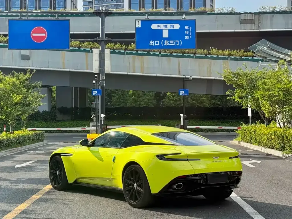 Aston Martin DB11 — фото 2