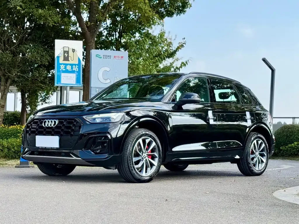 Audi Q5L — фото 1