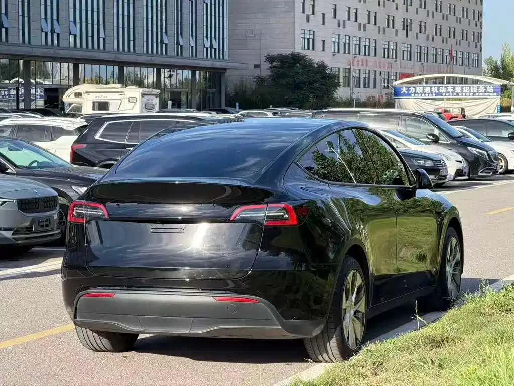 Tesla Model Y — фото 4