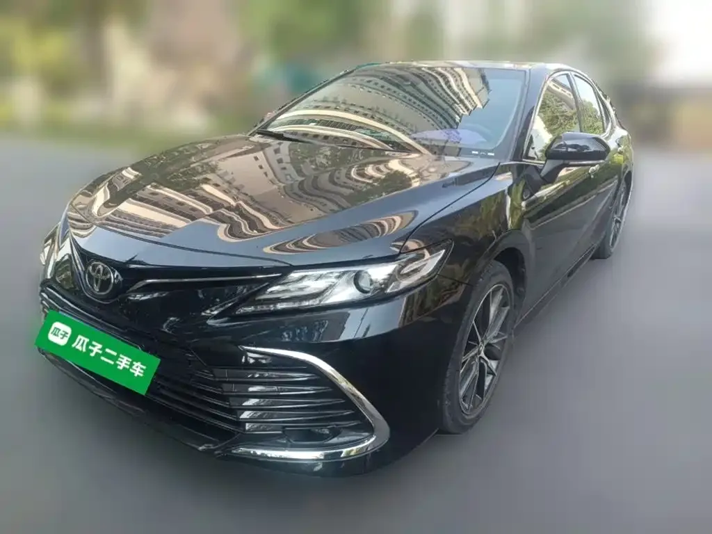 Toyota Camry — фото 1