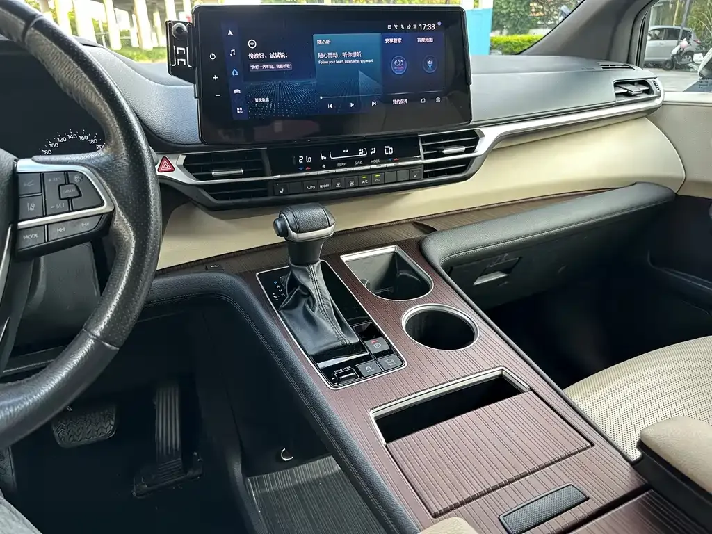 Toyota Granvia — фото 8