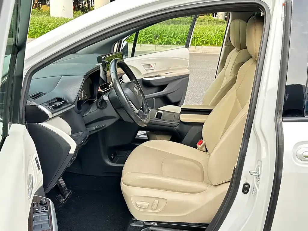 Toyota Granvia — фото 2