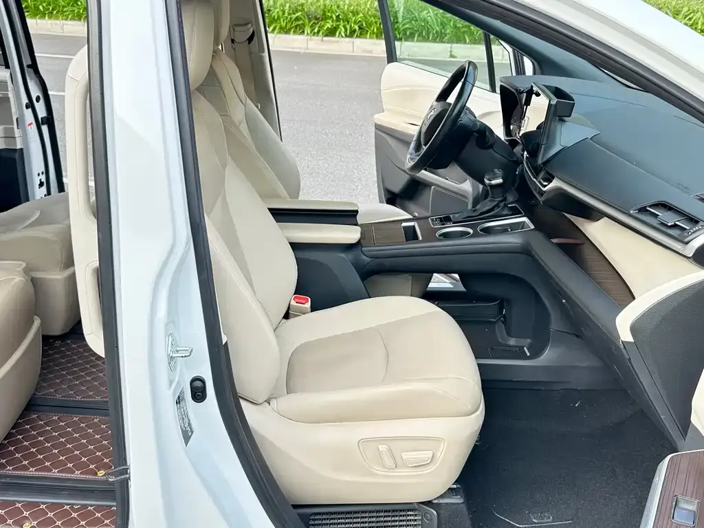 Toyota Granvia — фото 4