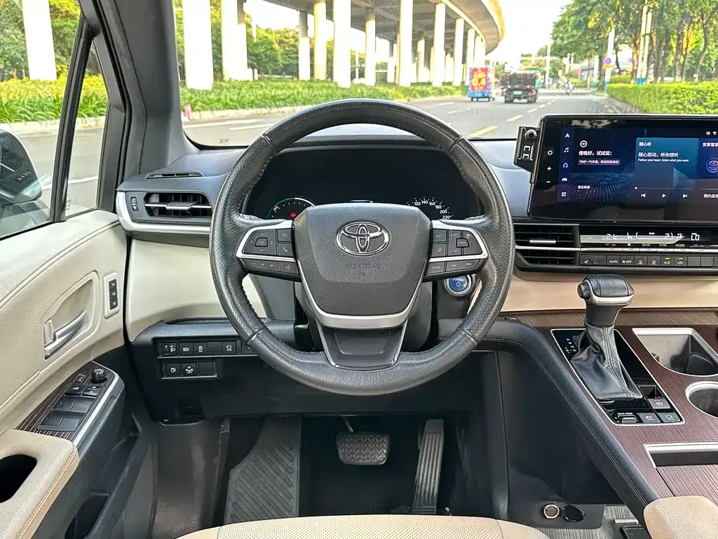 Toyota Granvia — фото 9