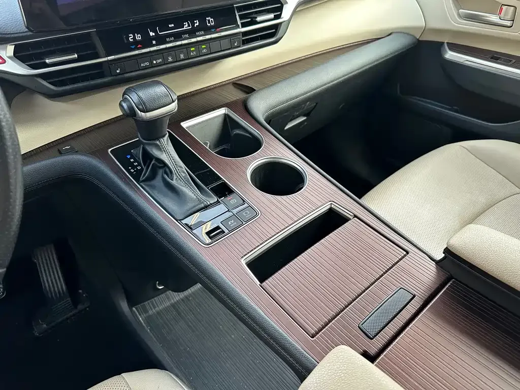 Toyota Granvia — фото 7