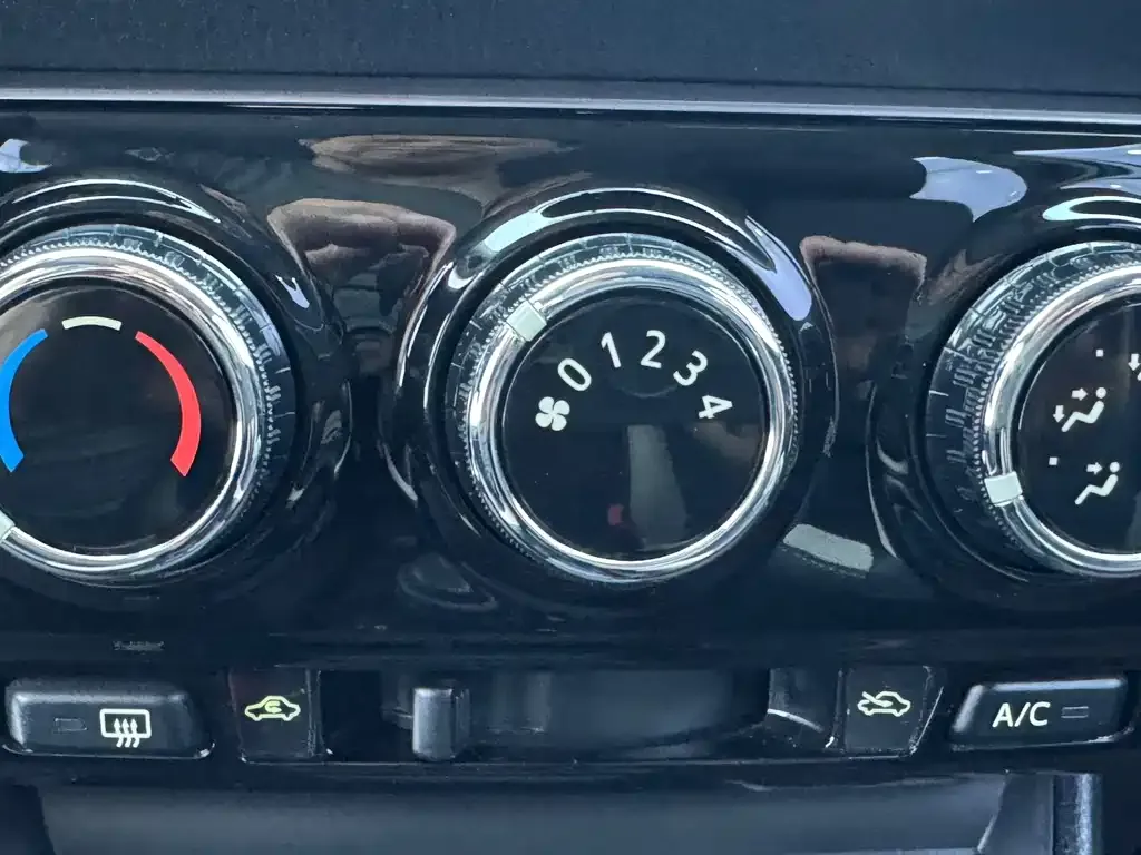 Toyota Yaris L — фото 7