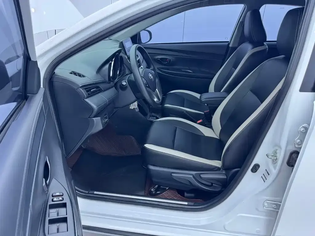 Toyota Yaris L — фото 8