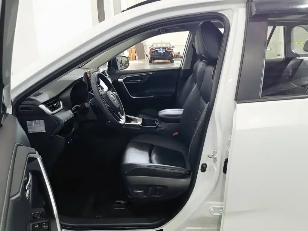 Toyota RAV4 — фото 9