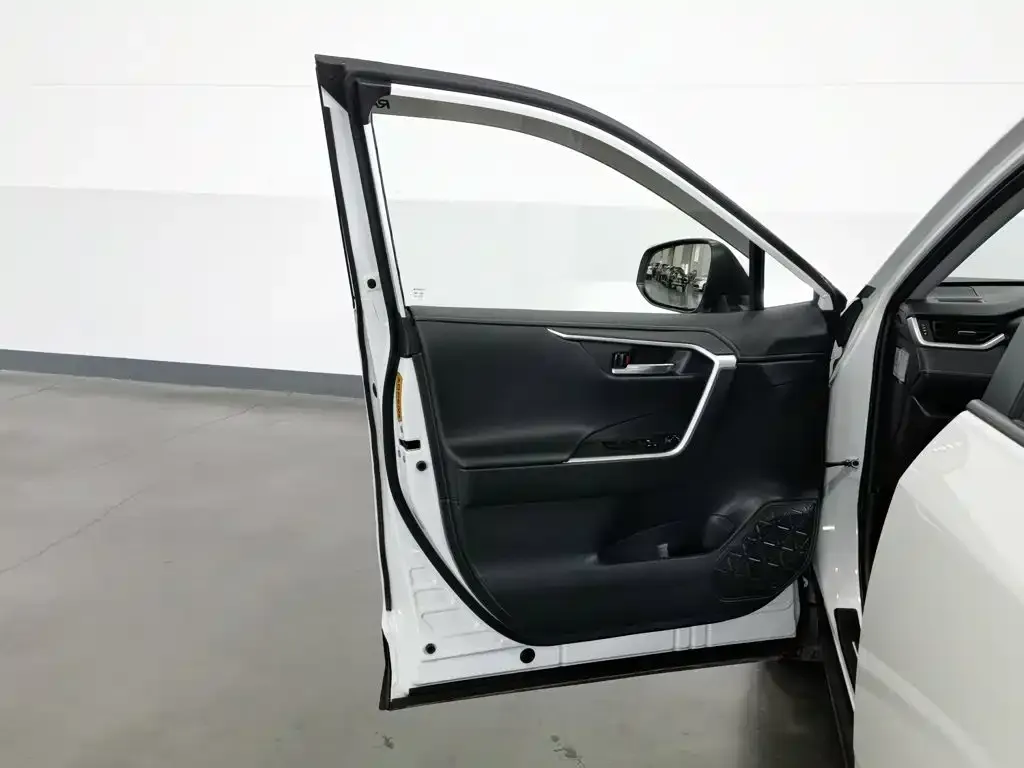 Toyota RAV4 — фото 2
