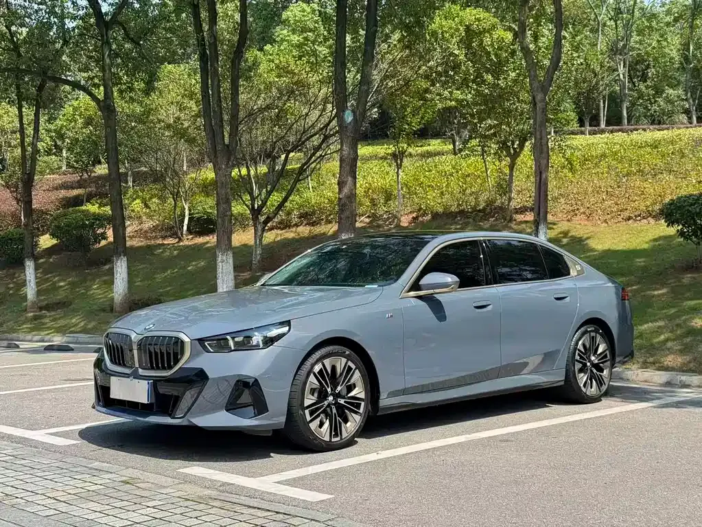 BMW 5 Series — фото 1