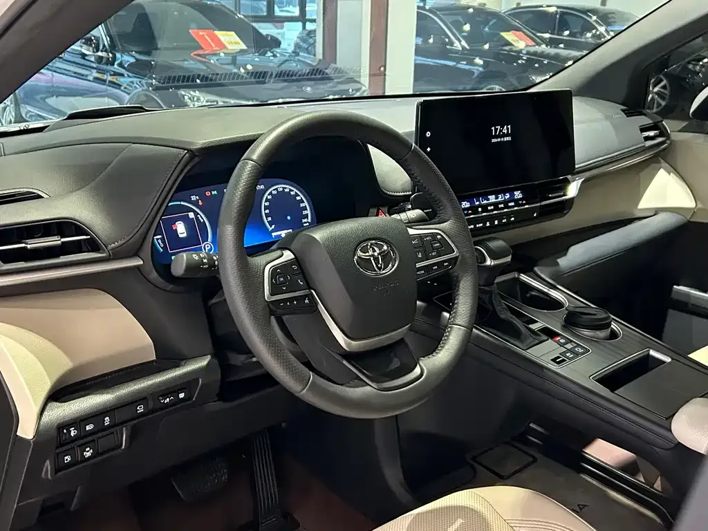 Toyota Granvia — фото 4