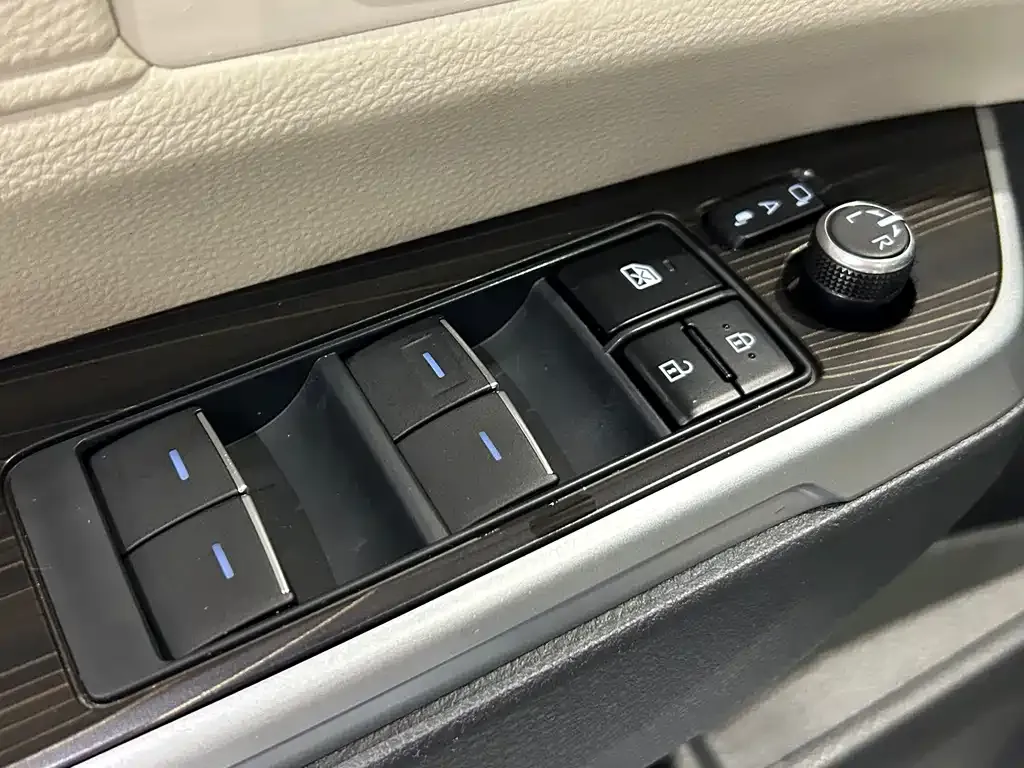 Toyota Granvia — фото 10