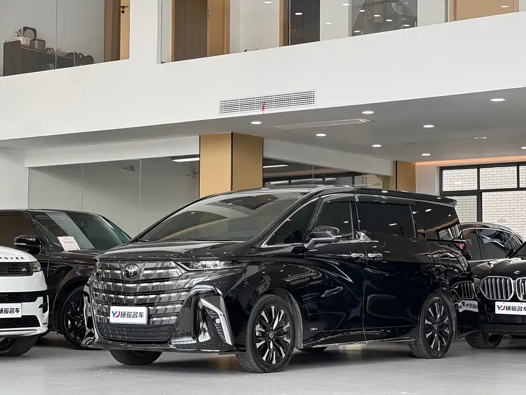 Toyota Alphard — фото 1