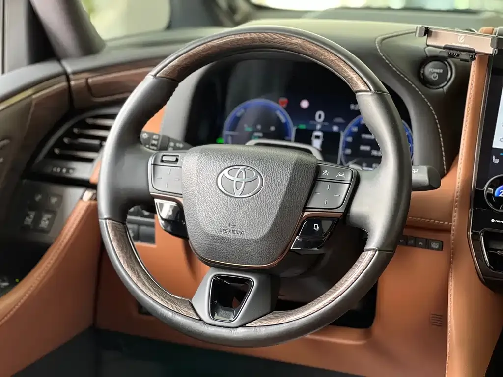 Toyota Alphard — фото 9