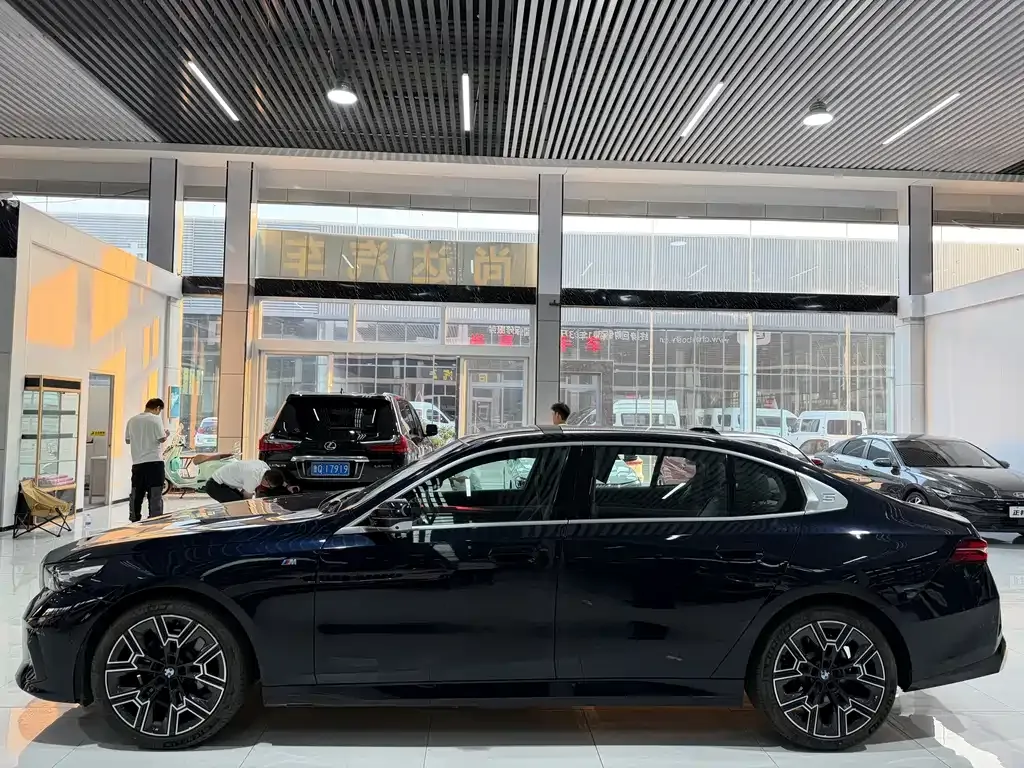 BMW 5 Series — фото 5