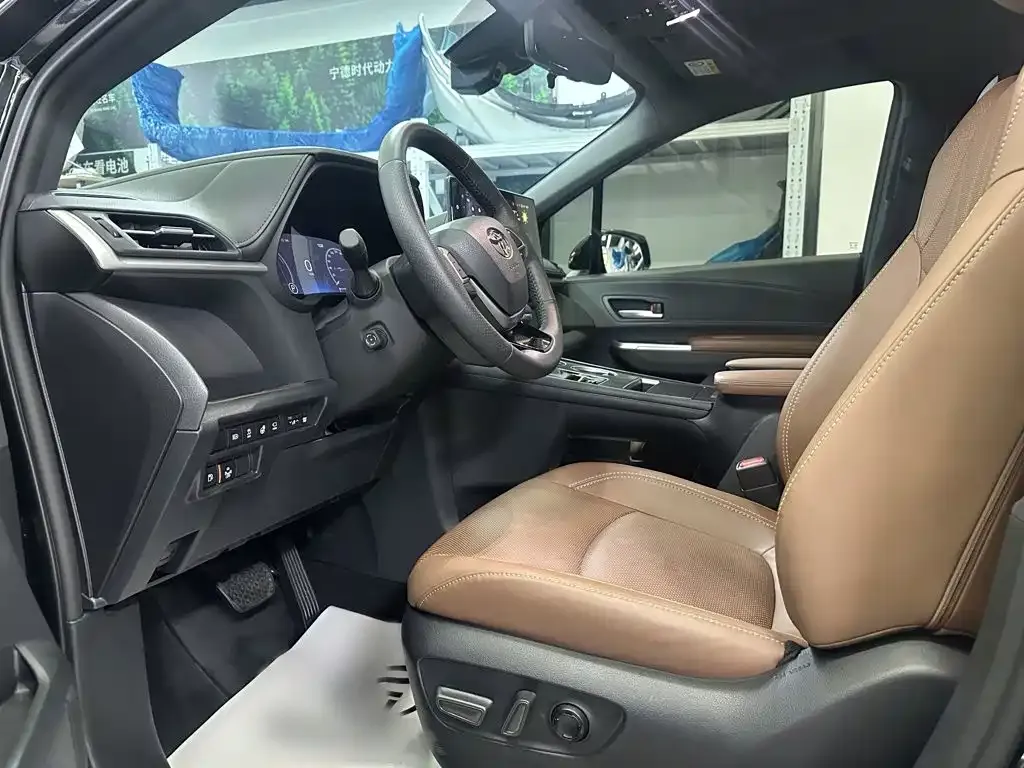 Toyota Granvia — фото 10