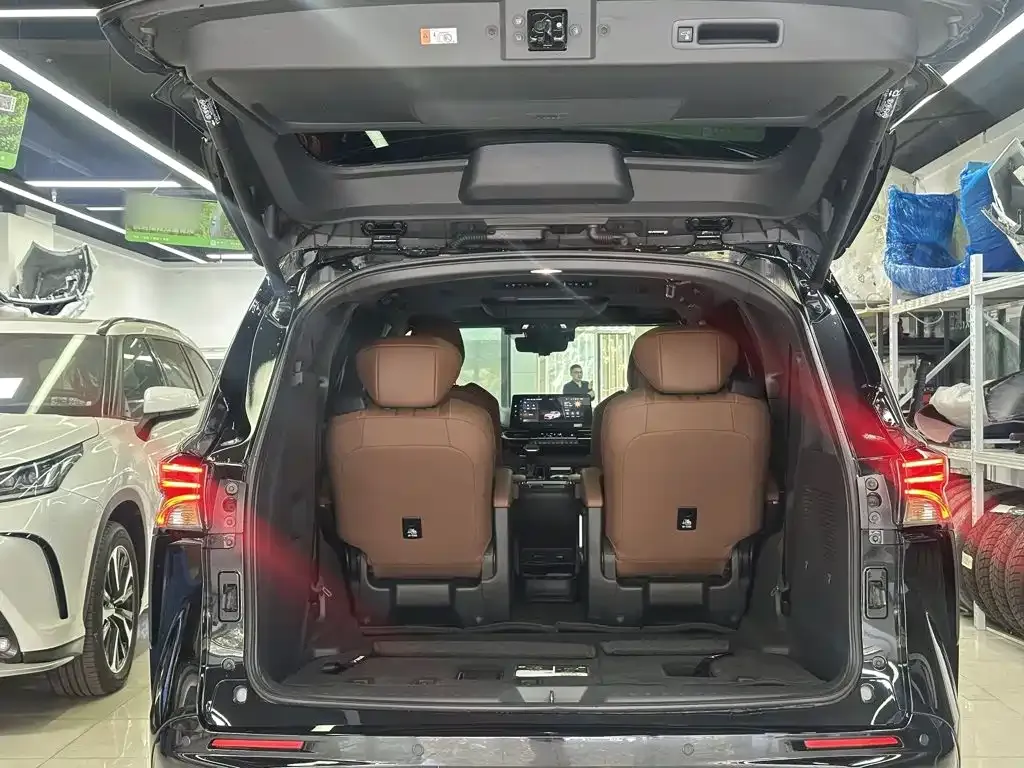 Toyota Granvia — фото 9
