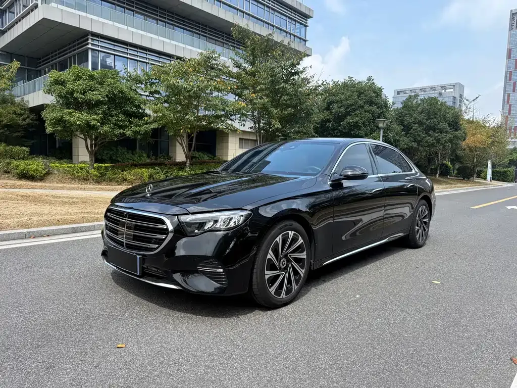 Mercedes-Benz E-Class — фото 1