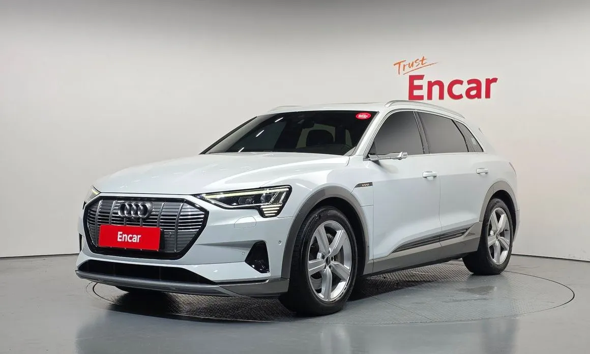 Audi e-tron — фото 1