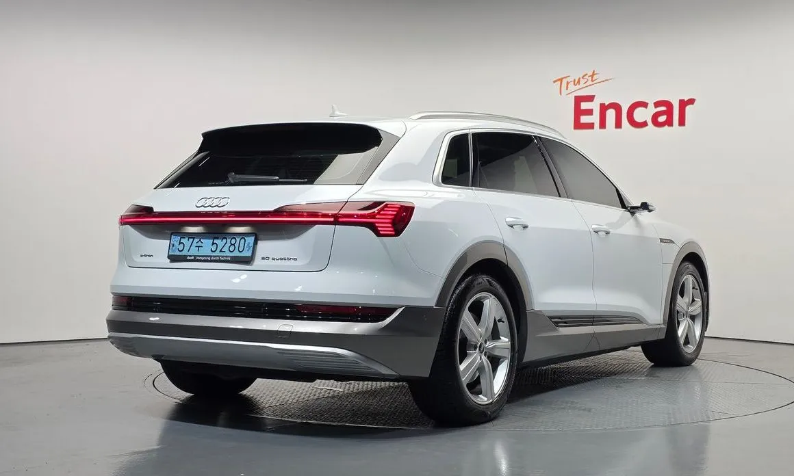 Audi e-tron — фото 6