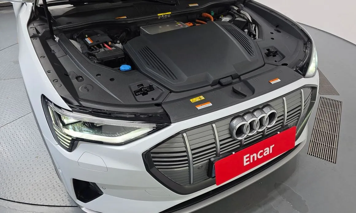 Audi e-tron — фото 10