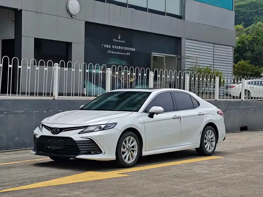 Toyota Camry — фото 1