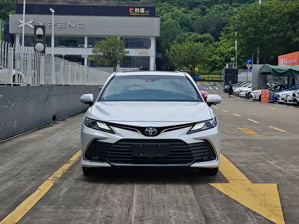 Toyota Camry — фото 5