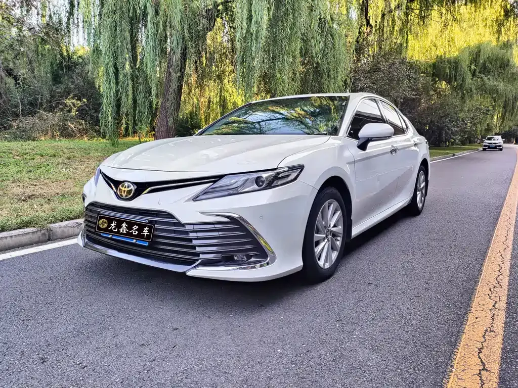Toyota Camry — фото 1