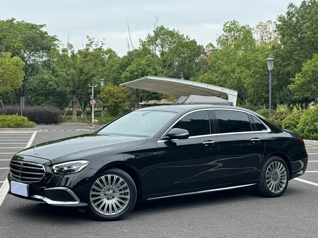 Mercedes-Benz E-Class — фото 1