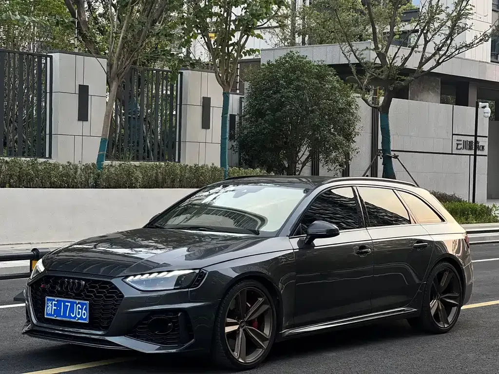 Audi RS 4 — фото 1