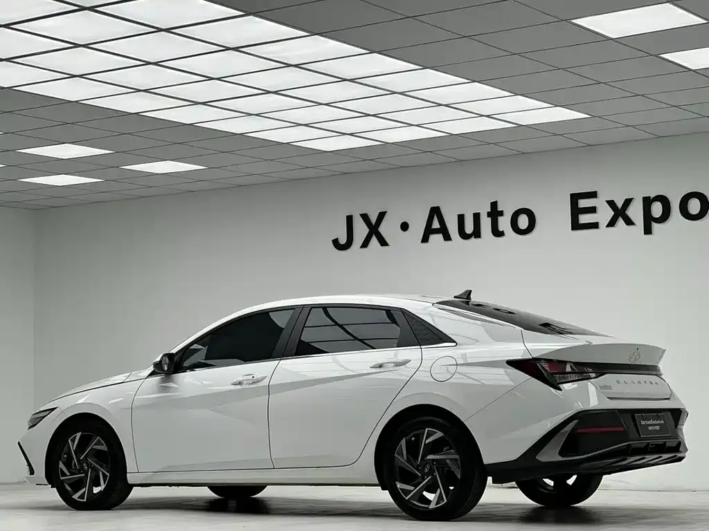 Hyundai Elantra — фото 10