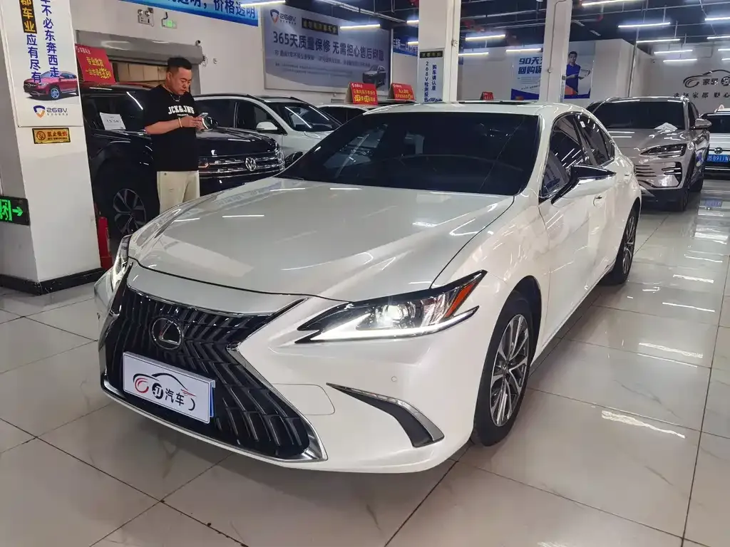 Lexus ES — фото 1