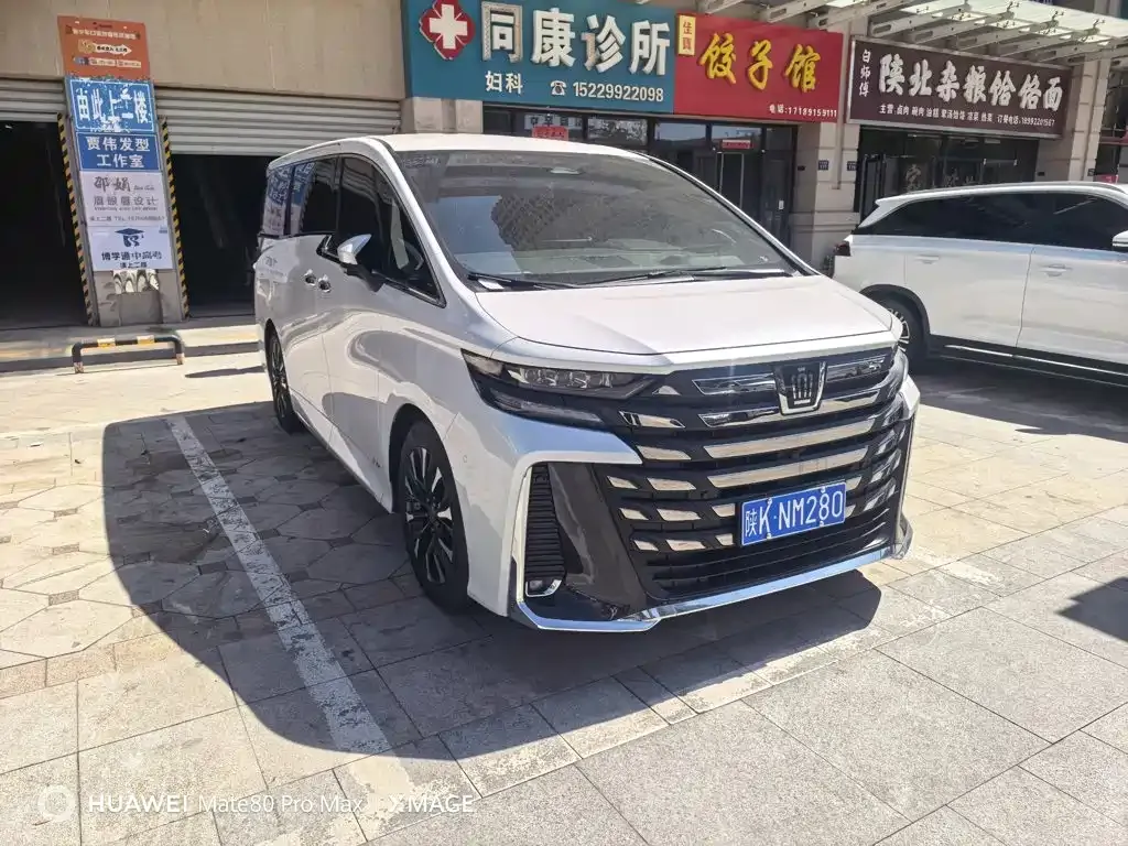 Toyota Vellfire — фото 1