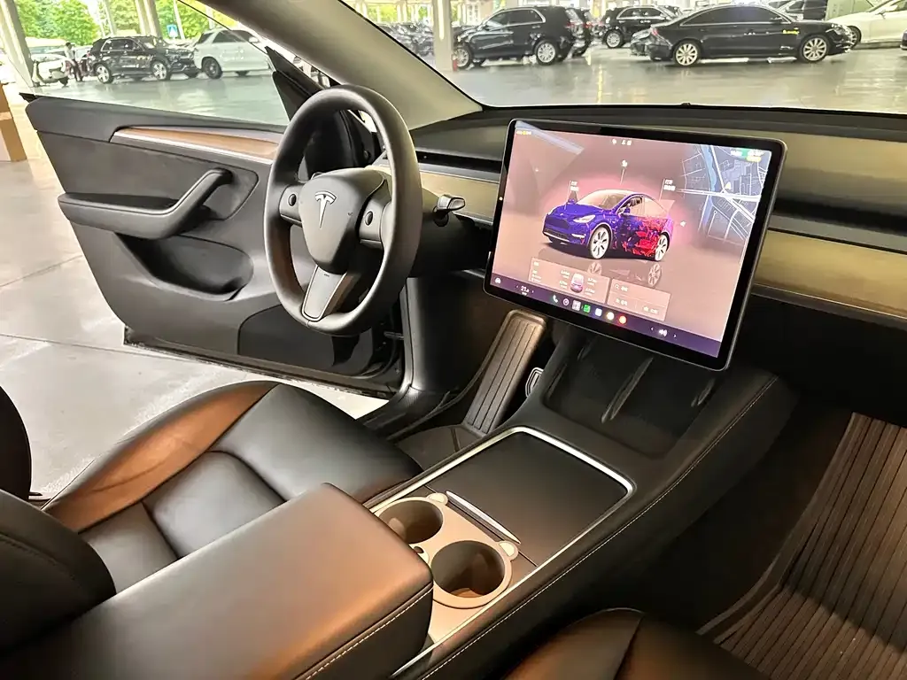 Tesla Model Y — фото 8